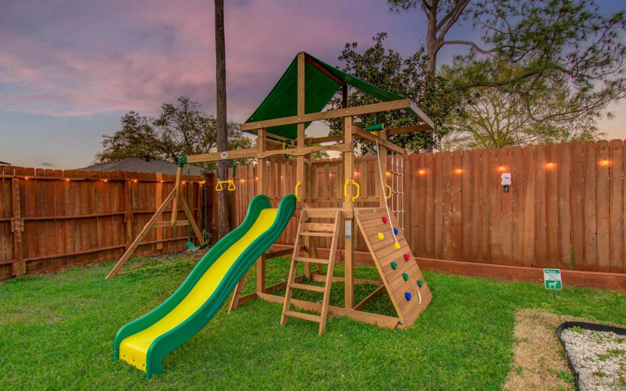 5-bd 2-ba Tranquil Retreat Ft Jacuzzi & Playground *