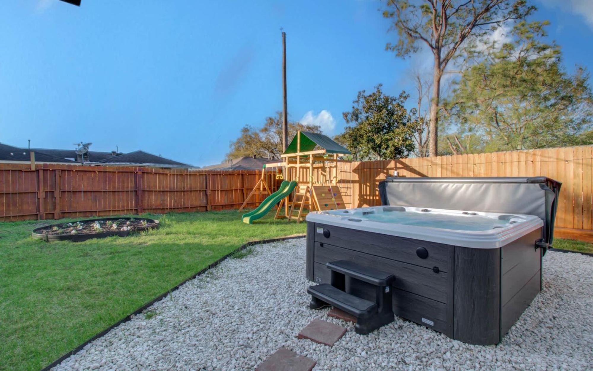 Holiday home 5-bd 2-ba Tranquil Retreat Ft Jacuzzi & Playground