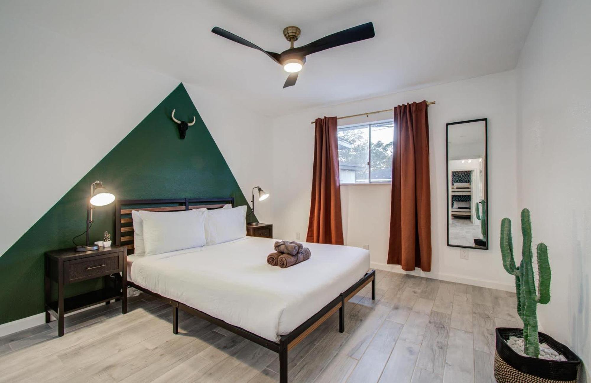 5-bd 2-ba Tranquil Retreat Ft Jacuzzi & Playground