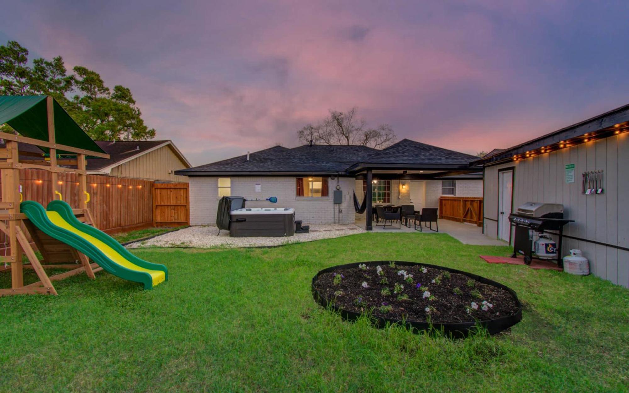 5-bd 2-ba Tranquil Retreat Ft Jacuzzi & Playground Holiday home *